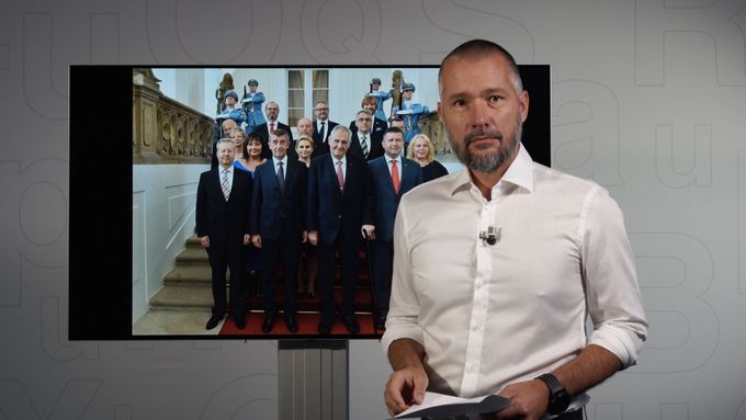 Martin Veselovský představuje třináct ministrů druhé Babišovy vlády. Chybí mezi nimi kandidát ČSSD na ministra zahraničí Miroslav Poche.