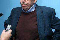 Havel je na tom zle, dýchá s pomocí přístroje