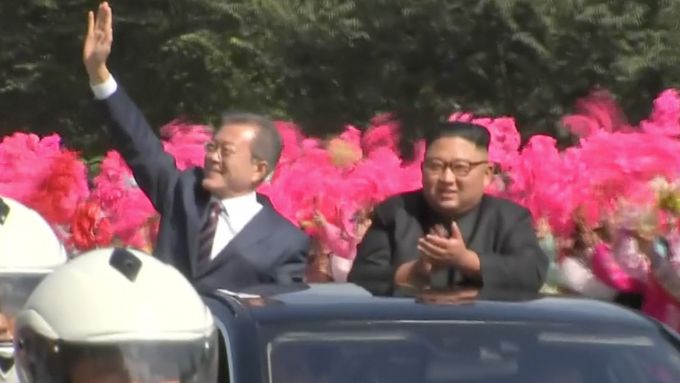 Jihokorejský prezident navštívil Kim Čong-una. V ulicích Pchjongjangu je oba zdravily tisíce Severokorejců v krojích.