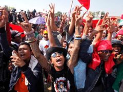 Předvolební mítink Megawati Sukarnoputri. Dvaašedesátiletou usedlou dámu zjevně podporují i mladí a neklidní.