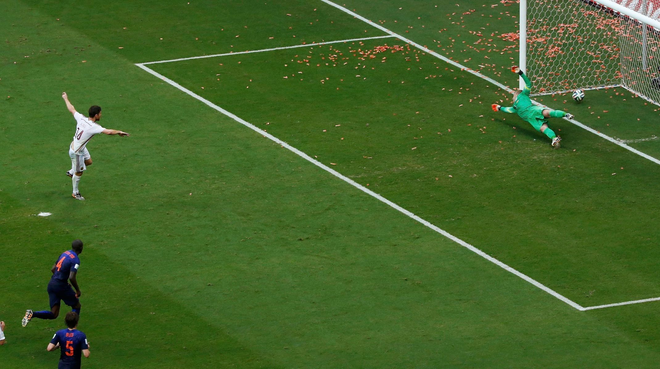 MS 2014, Španělsko-Nizozemsko: Xabi Alonso dává gól