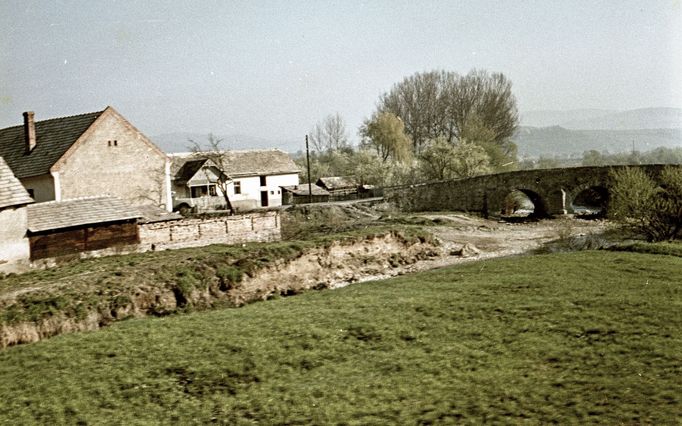 Starodávný Turecký most ve městě Poltár. Záběr z roku 1959