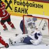 MS v hokeji 2012: Švýcar Rüthemann se raduje z gólu v síti Kazachstánu