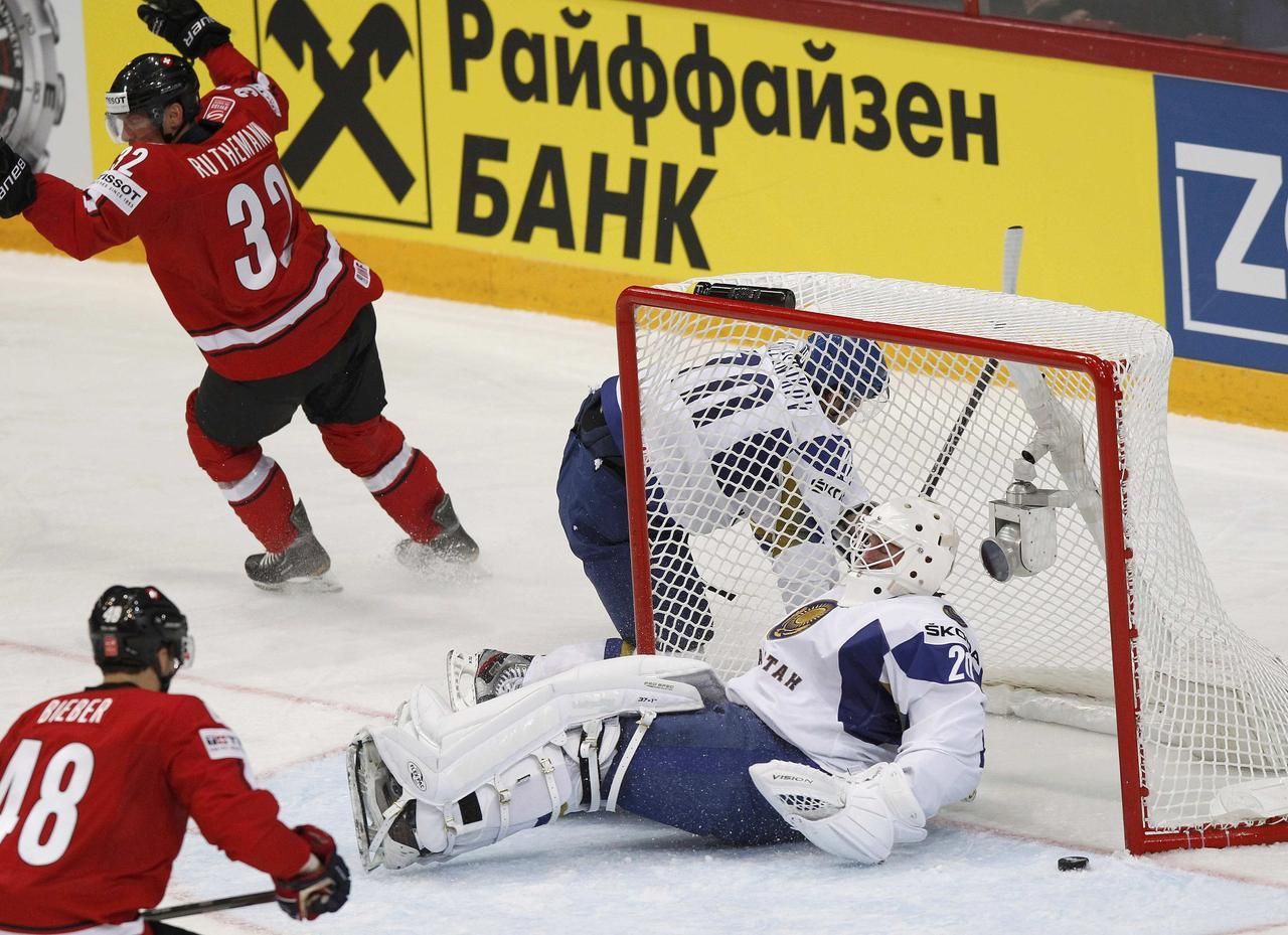 MS v hokeji 2012: Švýcar Rüthemann se raduje z gólu v síti Kazachstánu