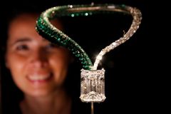 163 karátů bez jediného kazu. Šperk s největším diamantem svého druhu vydražili za 733 milionů korun