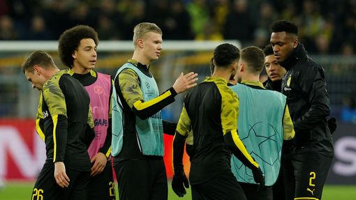 Osmifinále Ligy mistrů 2019/20, Dortmund - PSG: Erling Braut Haaland se rozcvičuje se spoluhráči.