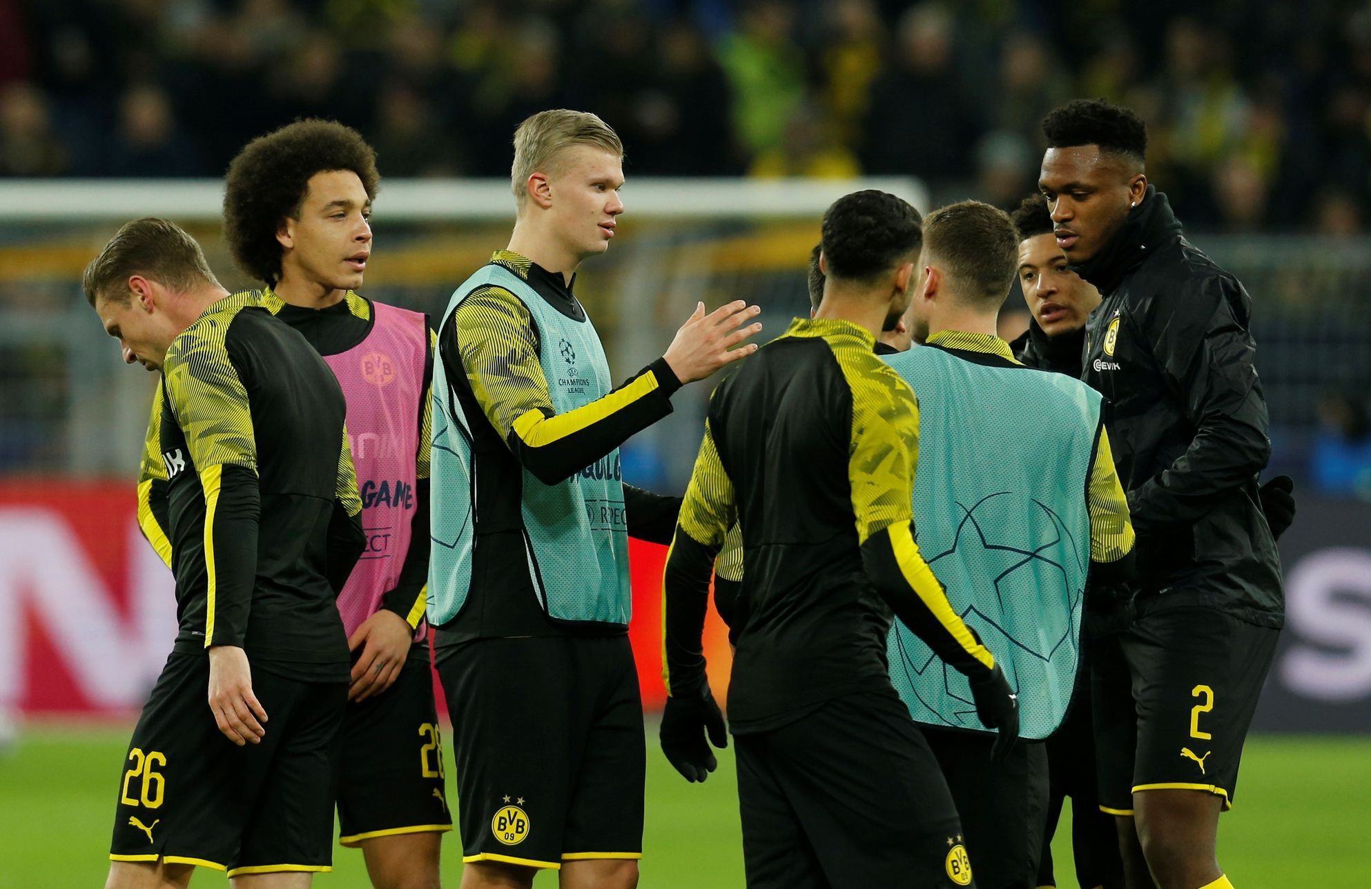 Osmifinále Ligy mistrů 2019/20, Dortmund - PSG: Erling Braut Haaland se rozcvičuje se spoluhráči