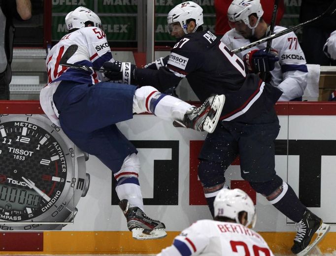 Max Pacioretty a Antoine Roussel bojují o puk v utkání MS v hokeji 2012 USA - Francie.