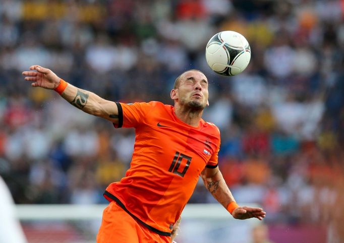 Wesley Sneijder hlavičkuje během utkání Nizozemska s Dánskem v základní skupině B na Euru 2012.