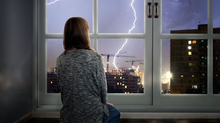 Sezona bouřek je tu, varují energetici. Blesk dokáže zničit přístroje i zapálit byt