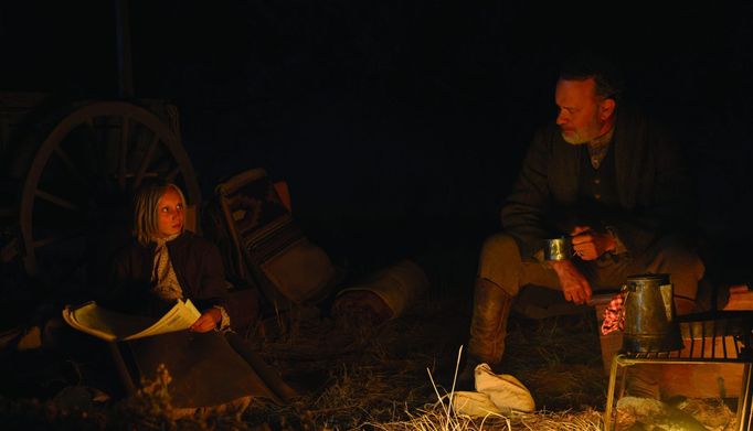 Tom Hanks jako kapitán Kidd a Helena Zengelová v roli Johanny.
