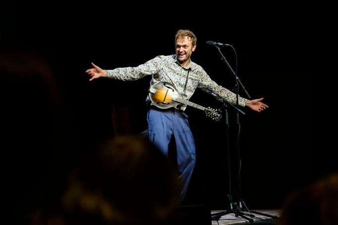 Chris Thile v pražské La Fabrice.