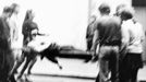 Fotoreprodukce dobového policejního vyšetřovacího spisu k srpnovým událostem v roce 1969.