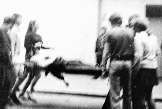 Fotoreprodukce dobového policejního vyšetřovacího spisu k srpnovým událostem v roce 1969.