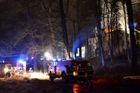 Hořet začalo kolem 02:30, požár oznámila hasičům policejní hlídka, která v té době projížděla kolem.