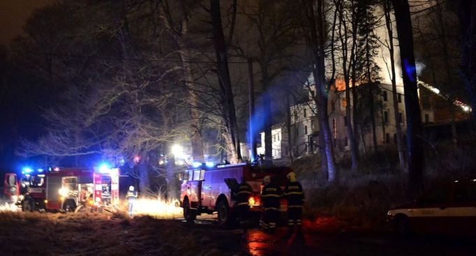 Hořet začalo kolem 02:30, požár oznámila hasičům policejní hlídka, která v té době projížděla kolem.