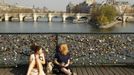 Odpočinek u Pont des Arts, mostu, na který v Paříži milenci věší své zámečky symbolizující lásku.