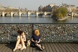 Odpočinek u Pont des Arts, mostu, na který v Paříži milenci věší své zámečky symbolizující lásku.