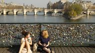 Odpočinek u Pont des Arts, mostu, na který v Paříži milenci věší své zámečky symbolizující lásku.