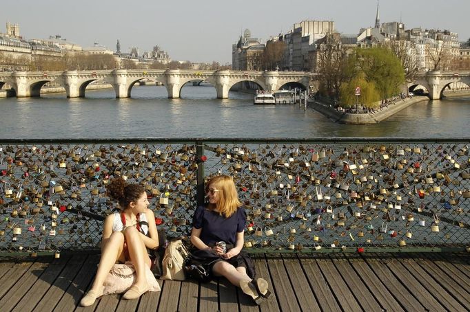 Odpočinek u Pont des Arts, mostu, na který v Paříži milenci věší své zámečky symbolizující lásku.