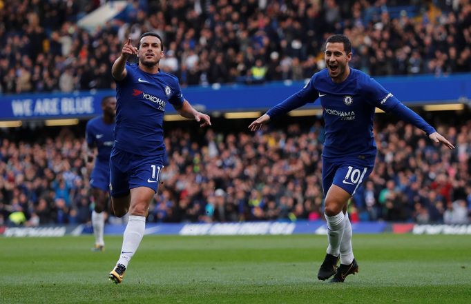 Pedro a Eden Hazard slaví gól Chelsea do sítě Watfordu.