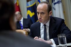 Smál se Hispáncům, vadili mu gayové. Strůjce Trumpovy migrační politiky je sám potomkem uprchlíků