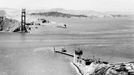 Výstavba konstrukce visutého mostu Golden Gate Bridge u města San Francisco v Kalifornii v USA. Snímek z roku 1934.