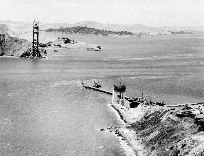 Výstavba konstrukce visutého mostu Golden Gate Bridge u města San Francisco v Kalifornii v USA. Snímek z roku 1934.