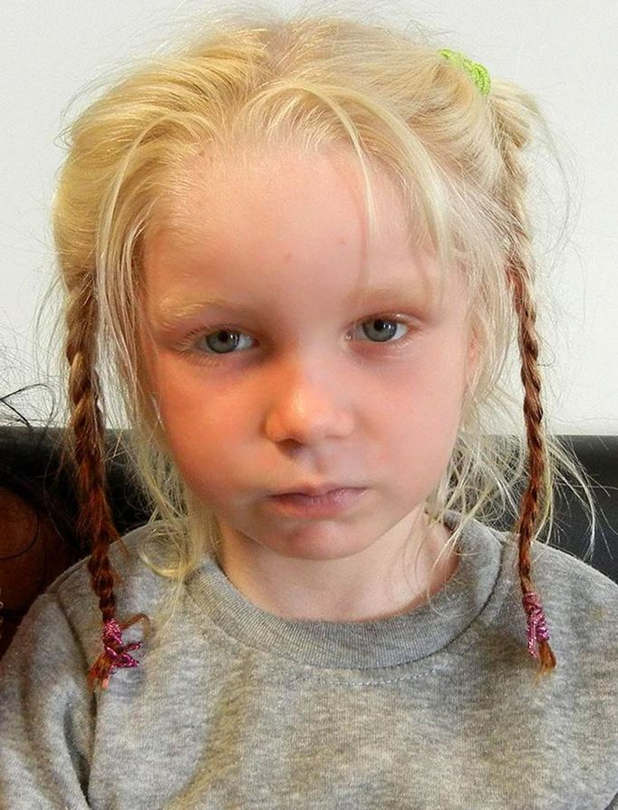 9 Titulek: "L'ange blond" : Une fillette de 4 ans prénommée Maria retrouvée Popis: "L'ange blond" : Une fillette de 4 ans prénommée Maria a été retrouvée la semaine derničre chez un couple de Roms a Farsala, lors d’un banal contrôle de police dans une zone suspectee pour trafic de drogue. Les tests ADN ont montré que le couple avec qui vivait la petite fille n'étaient pas ses parents biologiques. La justice a placé en détention provisoire, lundi, les faux parents de la fillette. Le couple est accusé d’enlčvement. La police essaie maintenant de retrouver les vrais parents du petit ange blond. Handout photo provided by the Hellenic Police, is a four-year-old girl reportedly named Maria, who was found living with a Roma couple in central Greece, on October 21, 2013 in Athens, Greece. The Roma couple are due to appear in court today in Larissa, Greece, on charges of abducting the young girl, who was found on Wednesday October 16th, 2013, at a Roma settlement near Farsala in central during a police raid of the area for suspected drug trafficking.