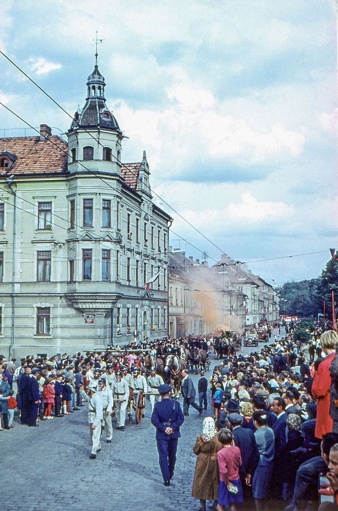 Slavnostní historický průvod Husovou ulicí míří z centra k Dlouhému mostu. Co se asi slavilo? Září 1965.