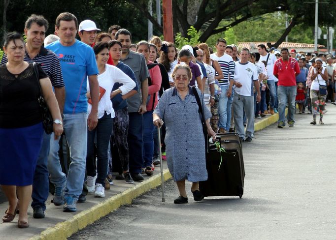 Obyvatelé Venezuely čekají ve frontě na otevření hranic, aby si v Kolumbii mohli nakoupit suroviny, kterých mají doma nedostatek.