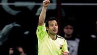 Ludovic Giuly z Barcelony slaví gól v síti AC Milán.