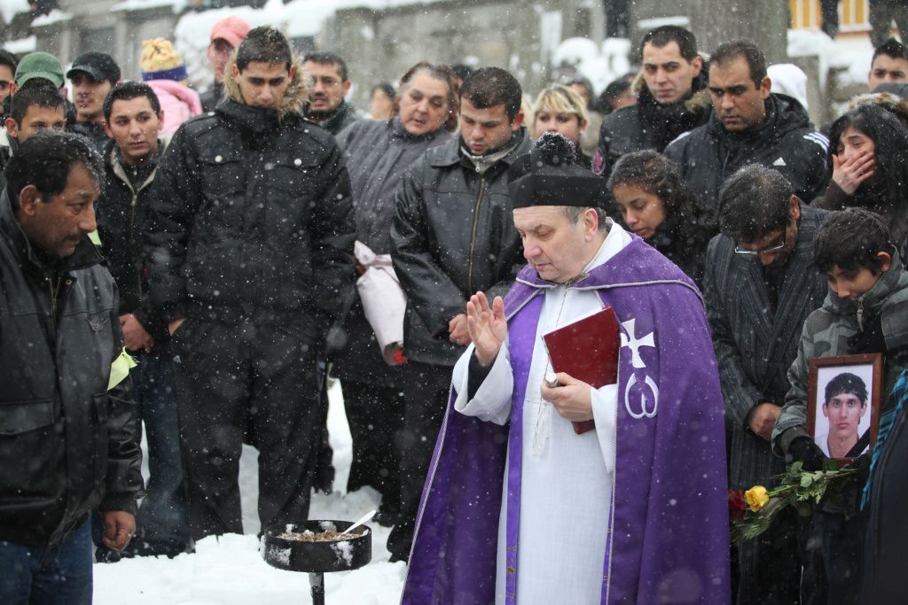 Pohřeb zastřeleného romského mladíka v Tanvald