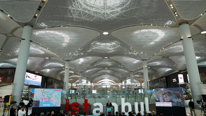 V Istanbulu začalo stěhování na nové supermoderní letiště, obří akce potrvá 45 hodin