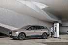 Hlavní hvězdou stánku BMW má být v Mnichově elektrické SUV iX. To se sice virtuálně představilo už loni, nicméně reálně jej potenciální zákazníci uvidí poprvé až teď. Základem je nová elektrická platforma, použita byla také pátá generace elektrického pohonu eDrive.