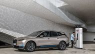 Hlavní hvězdou stánku BMW má být v Mnichově elektrické SUV iX. To se sice virtuálně představilo už loni, nicméně reálně jej potenciální zákazníci uvidí poprvé až teď. Základem je nová elektrická platforma, použita byla také pátá generace elektrického pohonu eDrive.