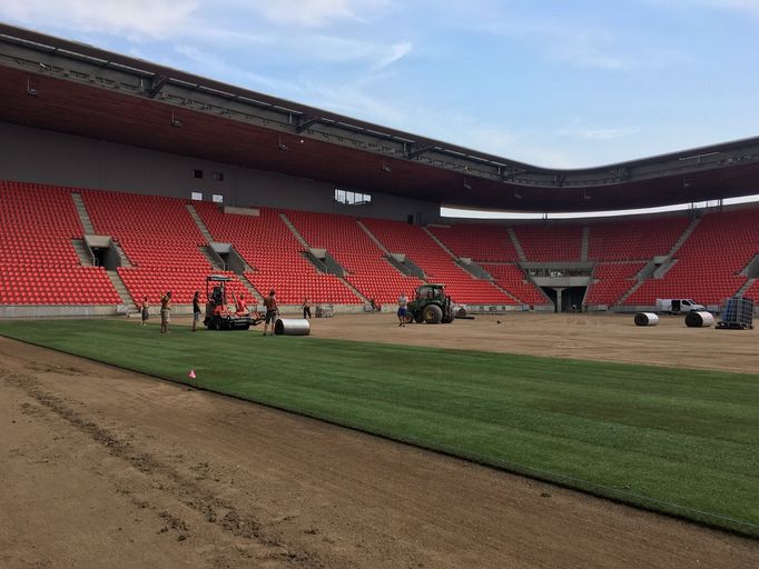 Výměna trávníku na stadionu v Edenu