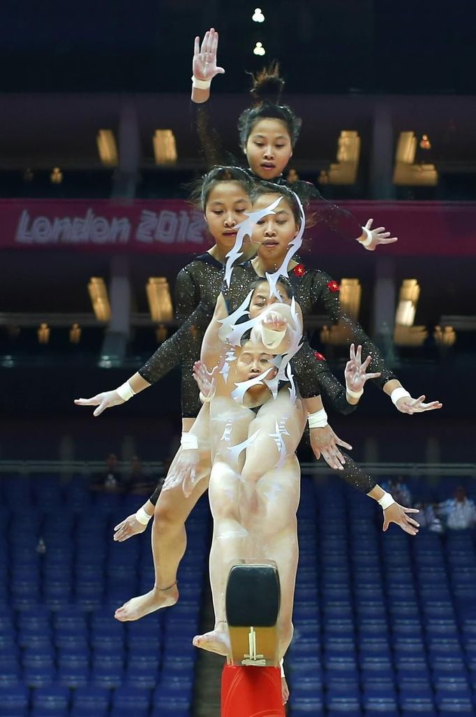 Thi Ha Thanh Phan of Vietnam attends a gymnastics training session at the O2 Arena before the start of the London 2012 Olympic Games July 26, 2012. This picture was taken using multiple exposures. REUTERS/Brian Snyder (BRITAIN - Tags: SPORT OLYMPICS SPORT GYMNASTICS) Published: Čec. 26, 2012, 12:23 odp.