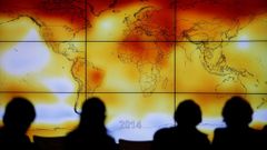 Účastníci pařížské klimetické konference v roce 2015 sledují mapu s předpovědí klimatických změn ve světě.
