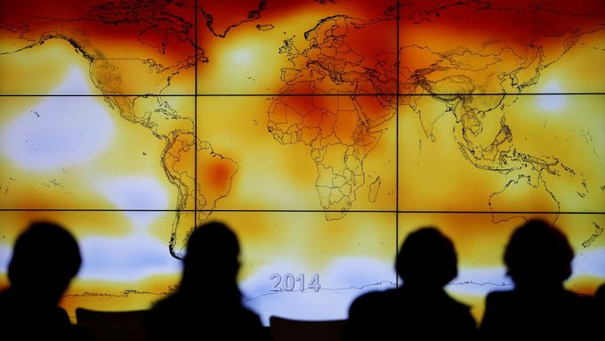 Účastníci pařížské klimatické konference v roce 2015 sledují mapu s předpovědí klimatických změn ve světě.