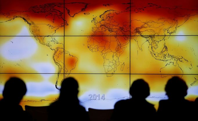 Účastníci pařížské klimatické konference v roce 2015 sledují mapu s předpovědí klimatických změn ve světě.