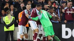 Osmifinále anglického Ligového poháru 2021/22, West Ham - Manchester City: Hráči West Hamu oslavují postup