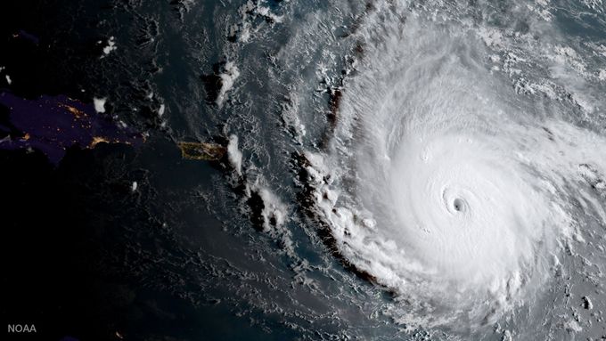 Hurikán Irma postupuje Karibikem přes Portoriko a Dominikánskou republiku až k Floridě.