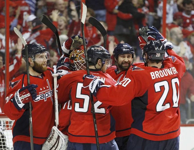 Braden Holtby přijímá gratulace od svých spoluhráčů