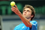 Francouz Giles Simon hraje proti Tomáši Berdychovi v prvním utkání Davis Cupu v Ostravě.