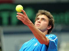 Francouz Giles Simon hraje proti Tomáši Berdychovi v prvním utkání Davis Cupu v Ostravě.