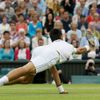 Srbský tenista Novak Djokovič se natahuje po míčku v semifinálovém utkání Wimbledonu 2012 se Švýcarem Rogerem Federerem.
