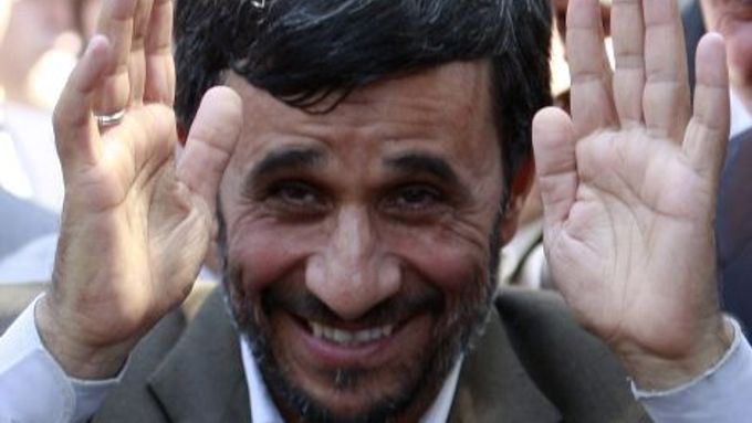 Íránský prezident Mahmúd Ahmadínežád po modlitbě v Modré mešitě.