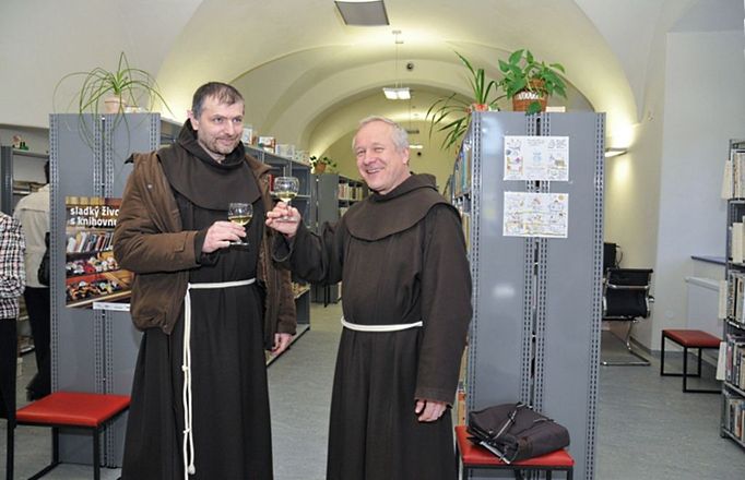 Na slavnostní otevření zrenovovaného kláštera se přišli podívat i františkáni, jejichž řádu areál patříval. Snímek je z části, kde nově sídlí městská knihovna.