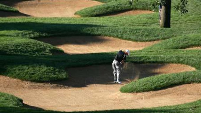 Australský golfista Adam Scott odpaluje z bunkru na páté fairwayi třetího dne šampionátu PGA v Medinahu.